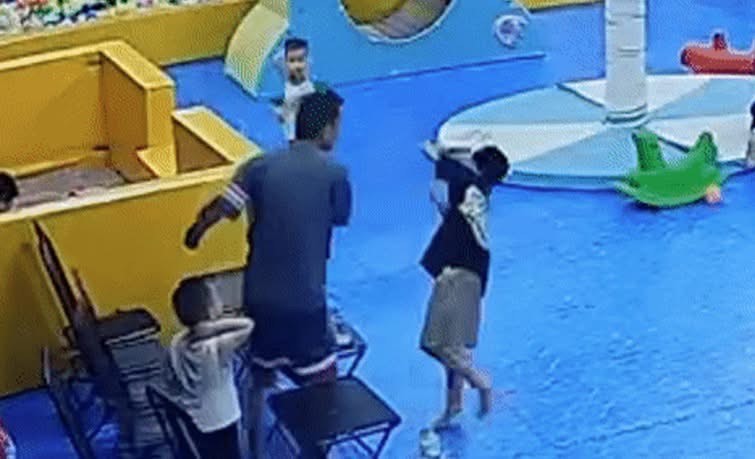 Gửi đến ông bố tát bé trai 8 tuổi ù tai: Cái tát ấy không chỉ vào má của đứa trẻ mà vào chính danh dự của anh!- Ảnh 1.