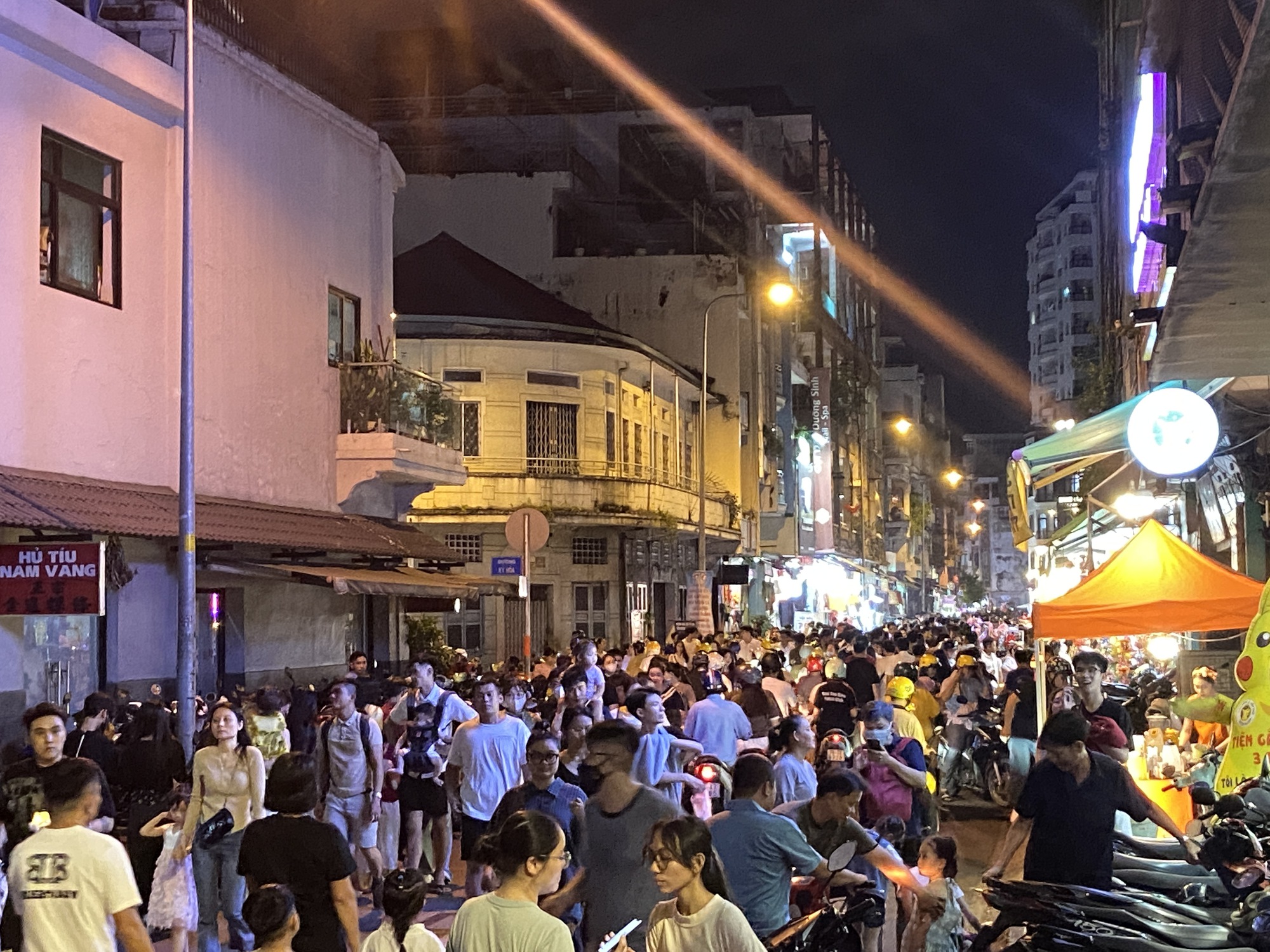 Hàng nghìn người đổ ra đường đón Trung thu, phố phường Hà Nội - TP.HCM náo nhiệt như trẩy hội- Ảnh 8.