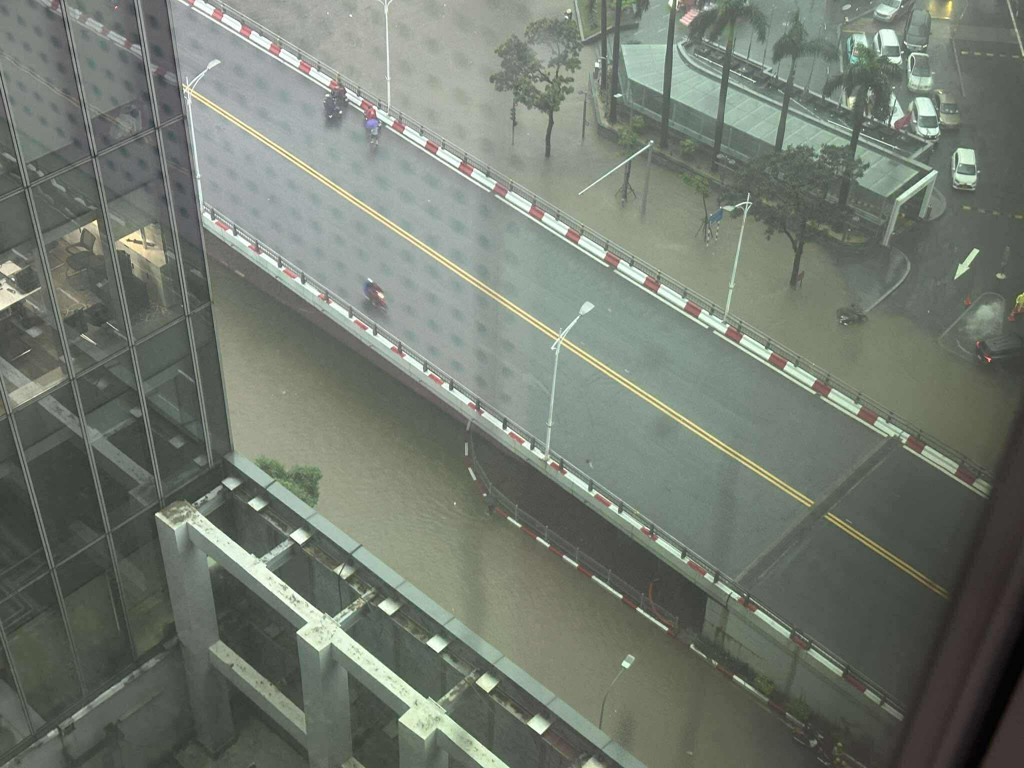 Gần đêm, nhiều người dân Hà Nội vẫn chưa về được đến nhà- Ảnh 17.