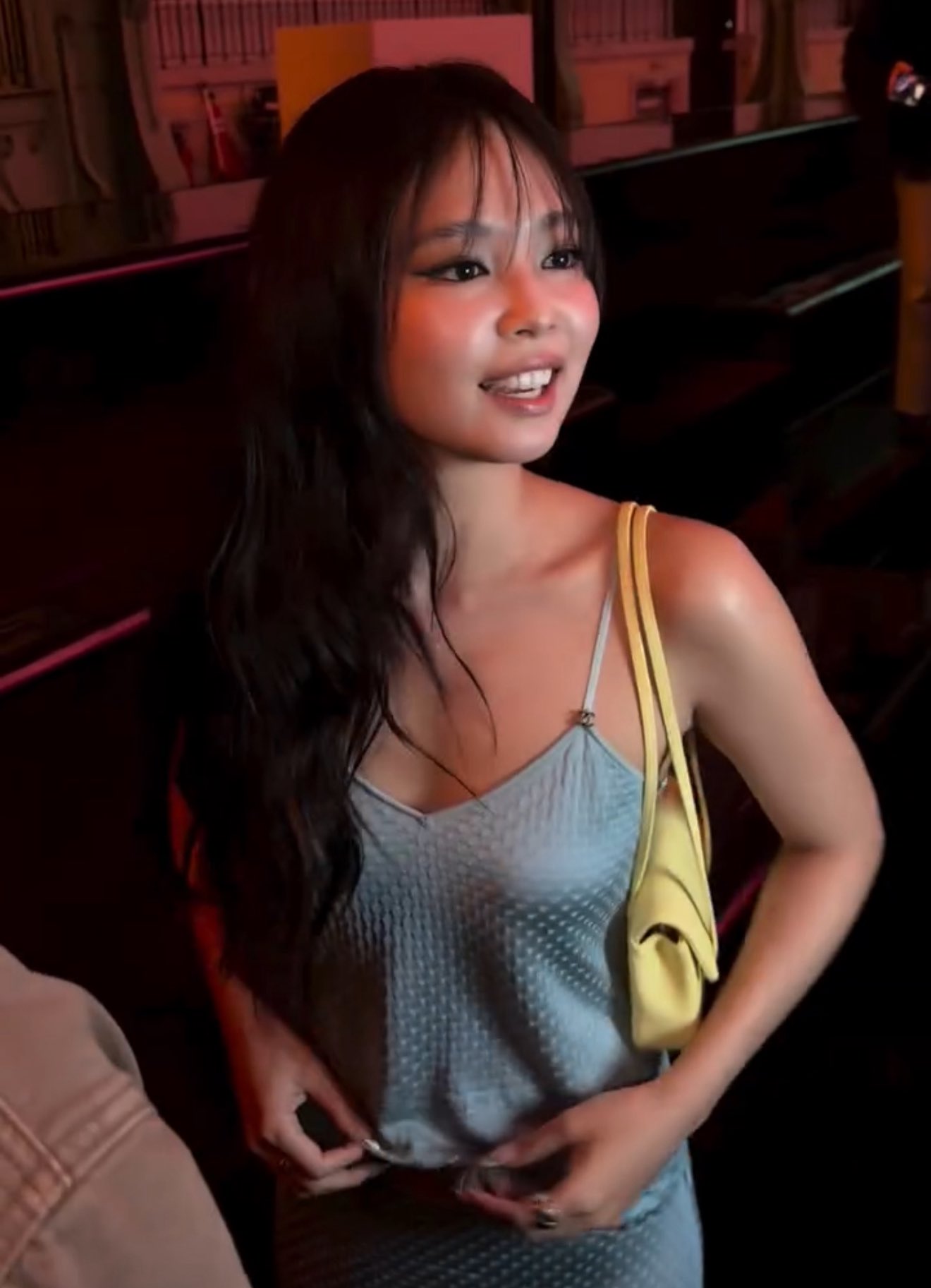 Jennie tới show Chanel muộn, outfit bị phản ứng vì giống Rosé- Ảnh 5.