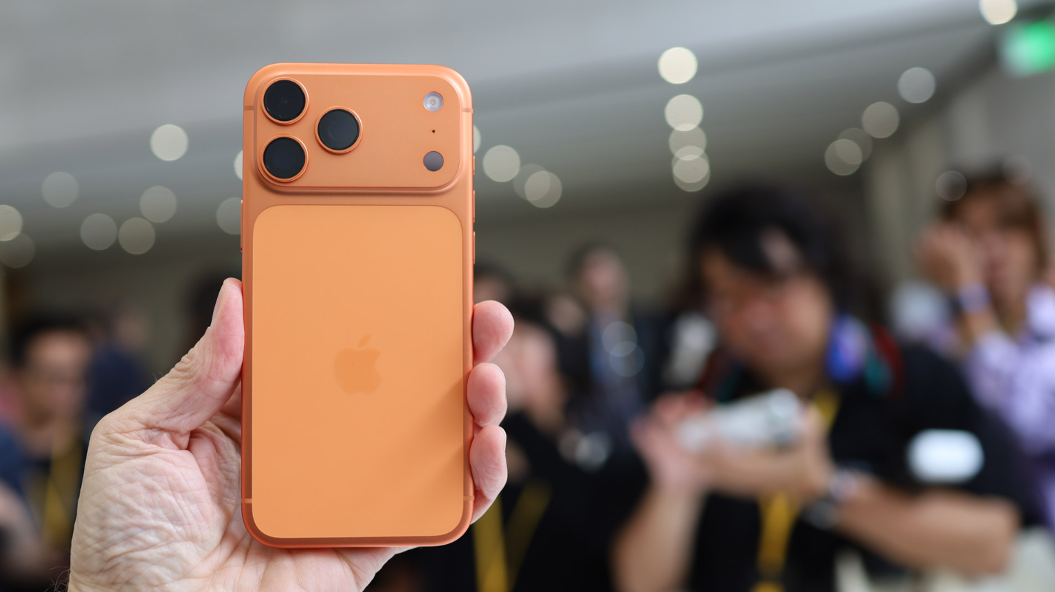 Không mua iPhone 17 mà mua vàng, giờ lãi bao nhiêu?- Ảnh 1.