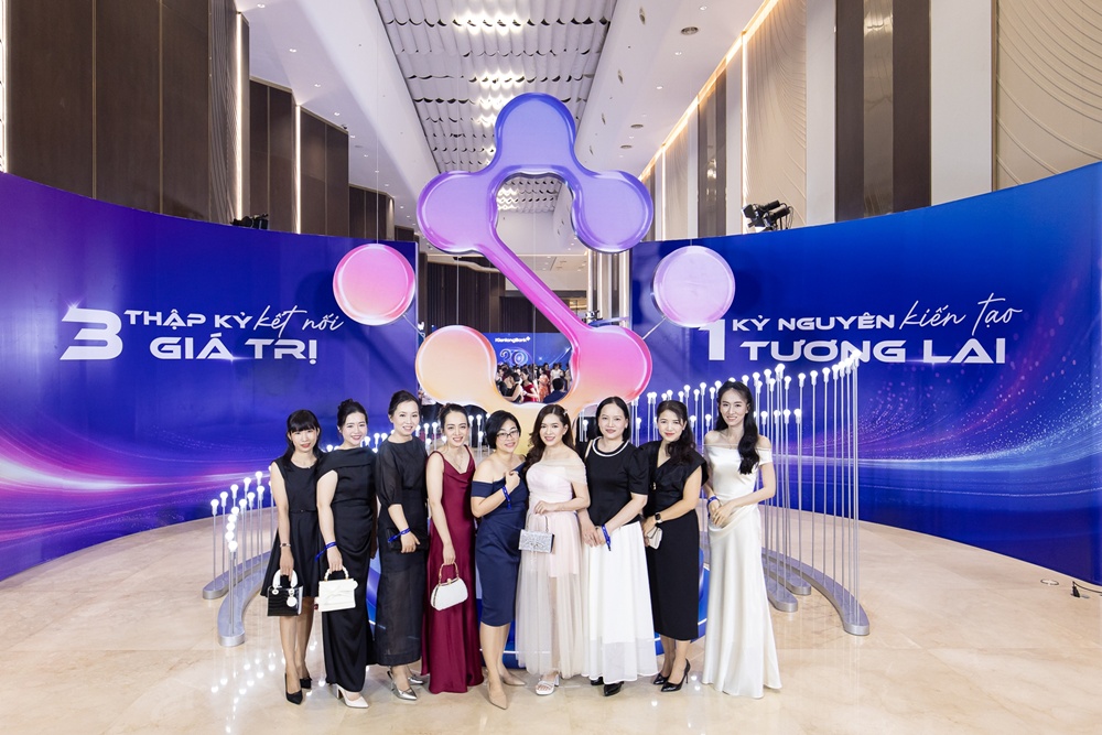 KienlongBank tặng hơn 3.700 nhân viên mỗi người nửa tháng lương, sau màn hát nhảy gây sốt của Chủ tịch- Ảnh 1.