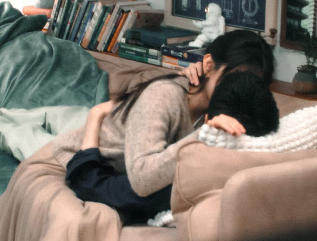 Vì sao hôn mọi người đều nghiêng đầu sang phải?- Ảnh 1.