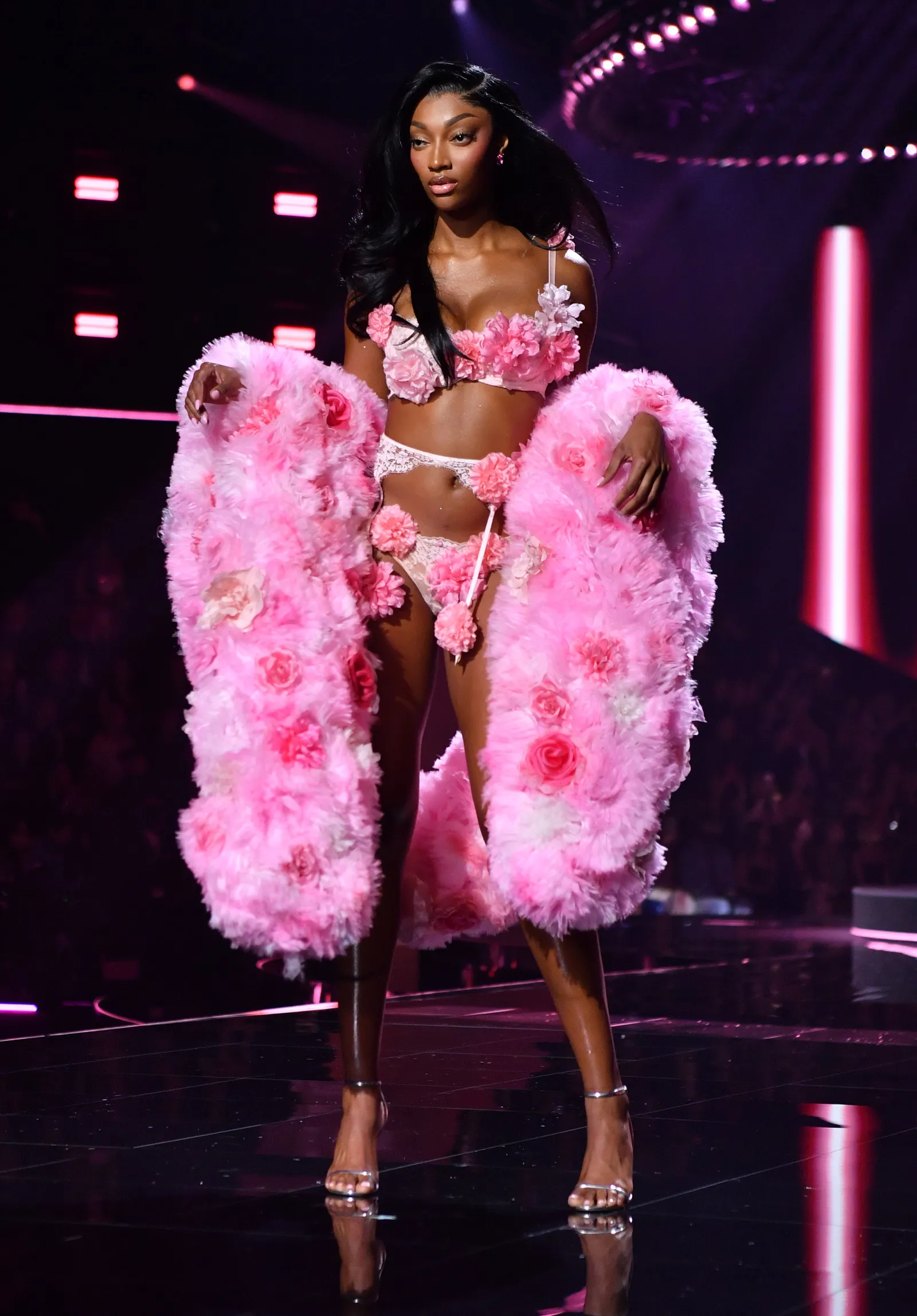 45 phút Victoria's Secret Fashion Show 2025: Chỉ chờ một điểm sáng bằng nửa Lisa khi ấy...- Ảnh 12.