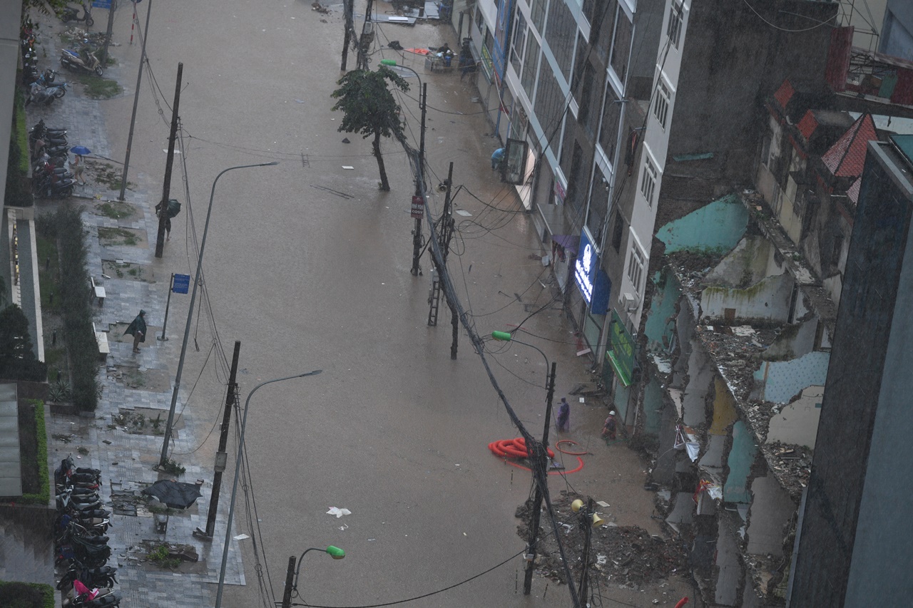 Gần đêm, nhiều người dân Hà Nội vẫn chưa về được đến nhà- Ảnh 7.