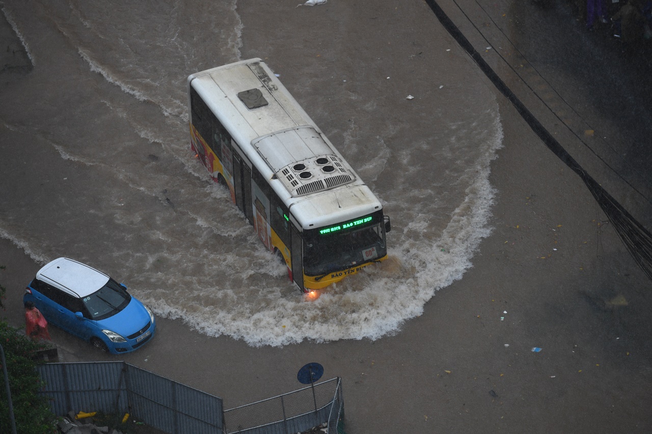 Gần đêm, nhiều người dân Hà Nội vẫn chưa về được đến nhà- Ảnh 8.