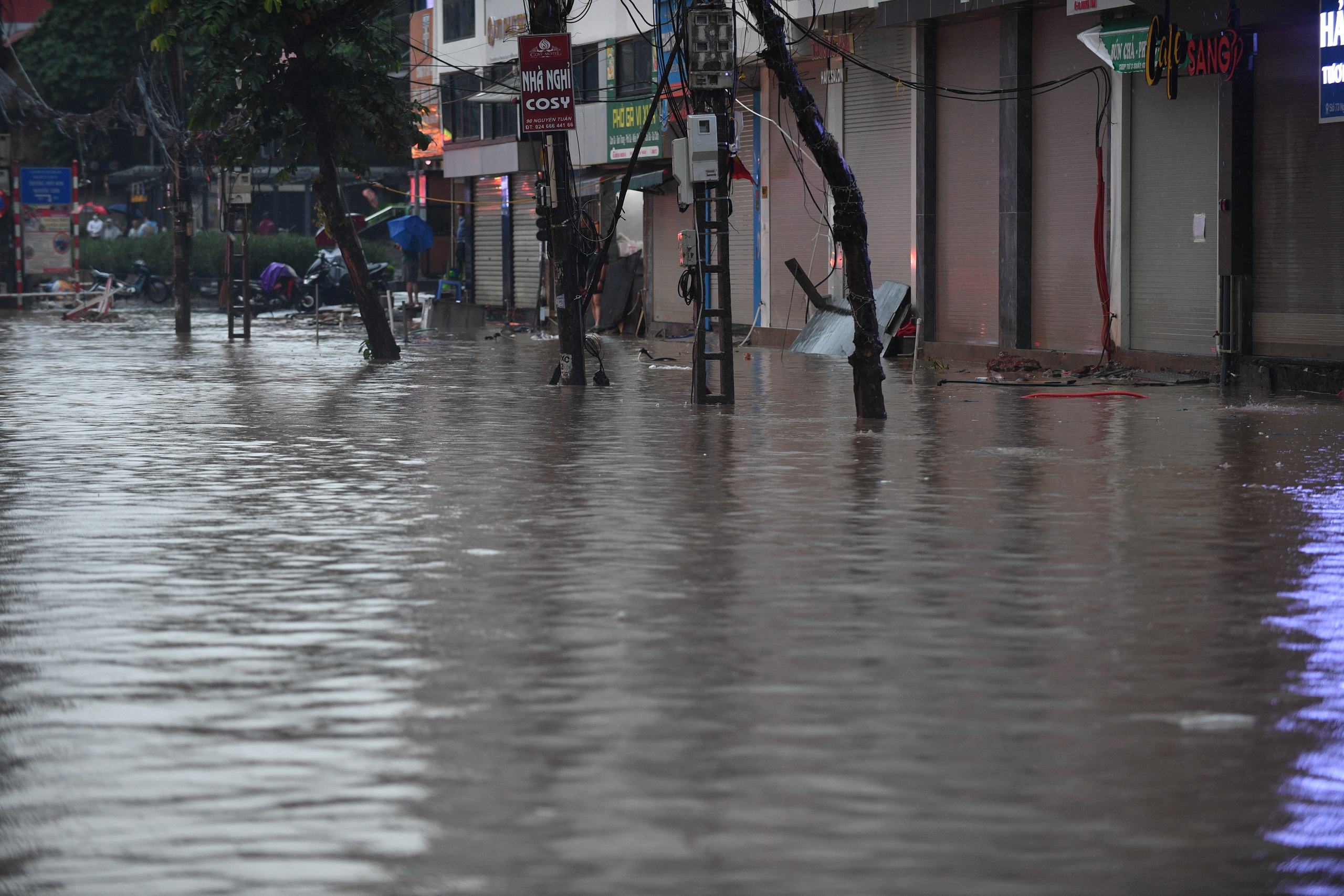 Gần đêm, nhiều người dân Hà Nội vẫn chưa về được đến nhà- Ảnh 19.