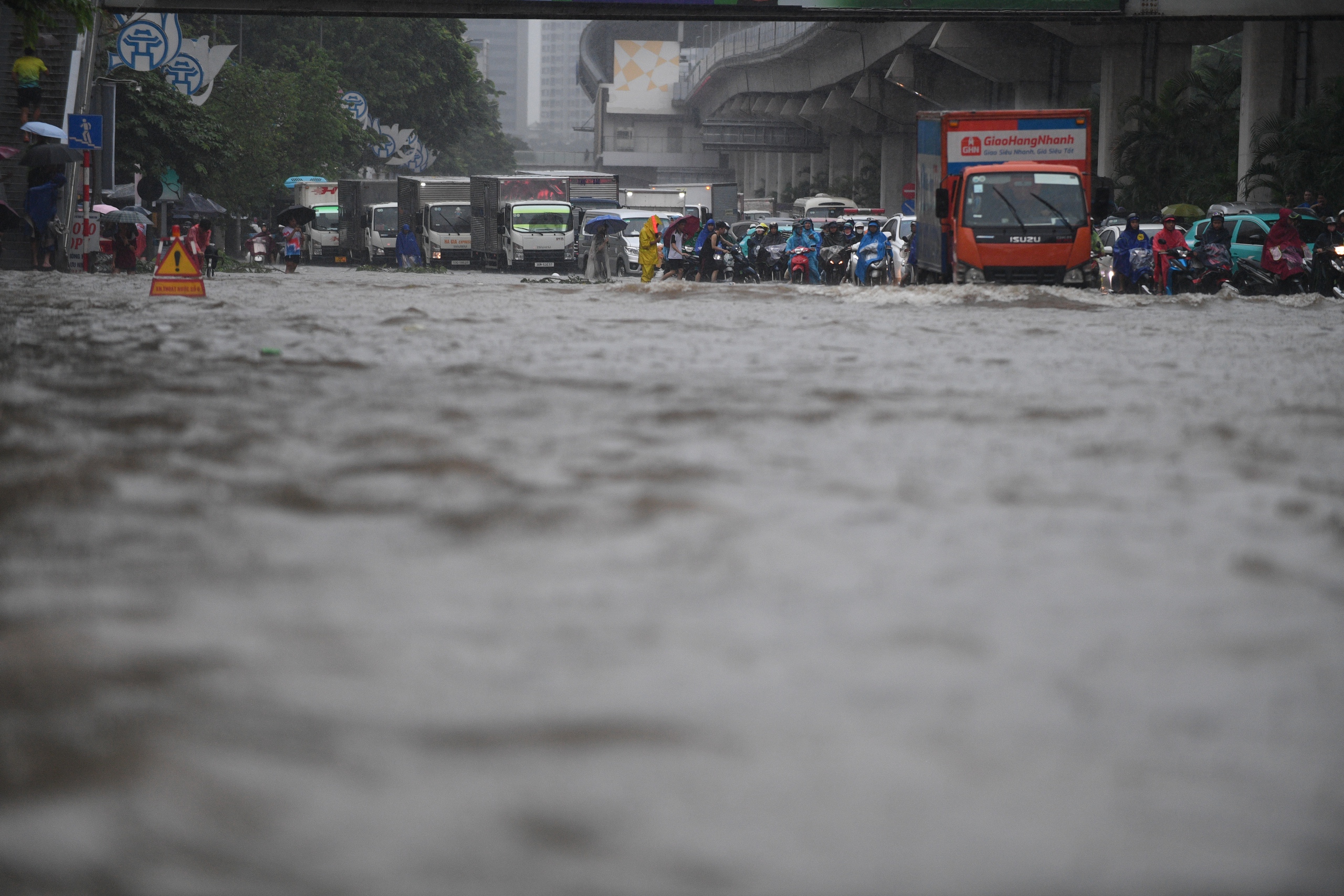 Gần đêm, nhiều người dân Hà Nội vẫn chưa về được đến nhà- Ảnh 21.