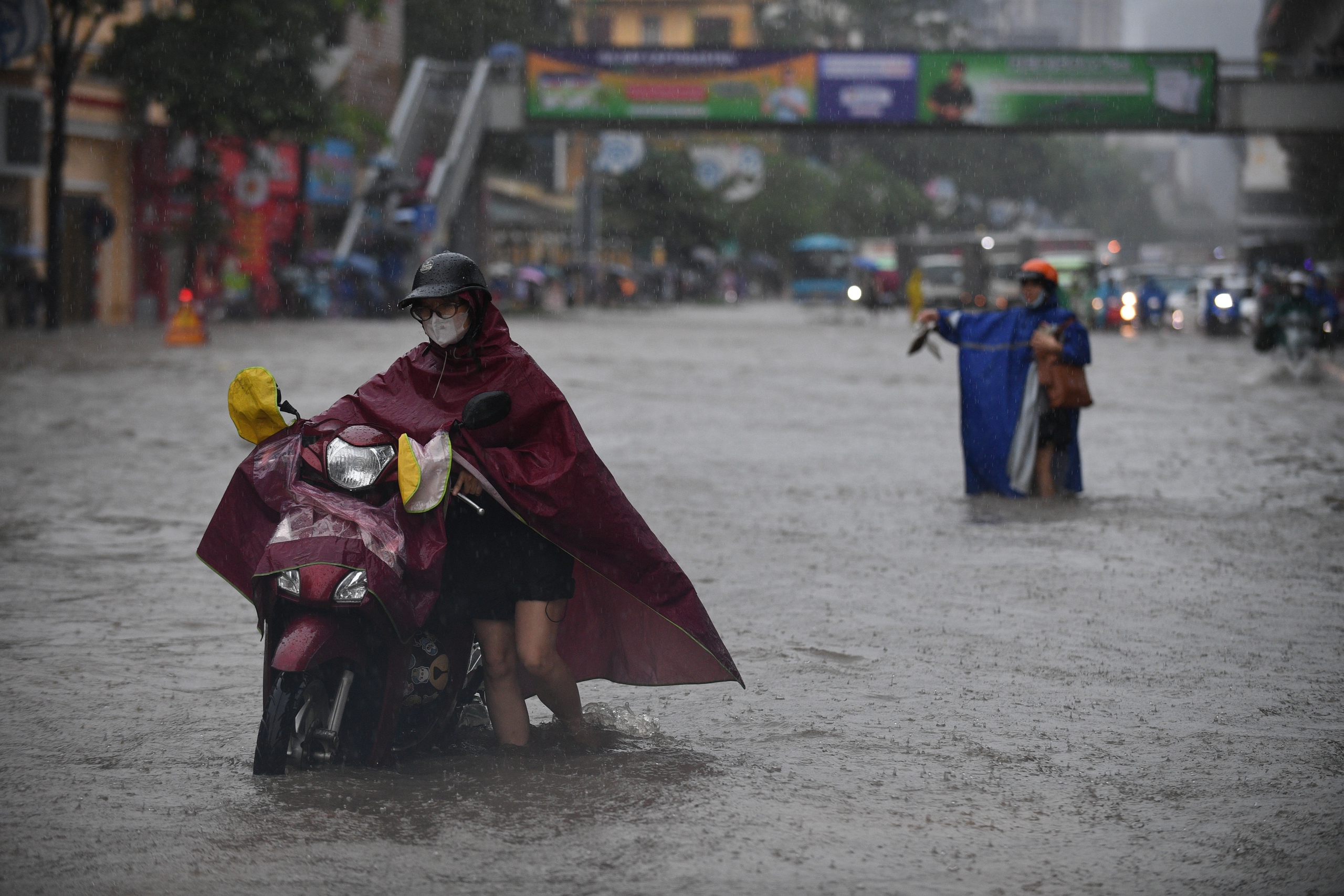 Gần đêm, nhiều người dân Hà Nội vẫn chưa về được đến nhà- Ảnh 22.