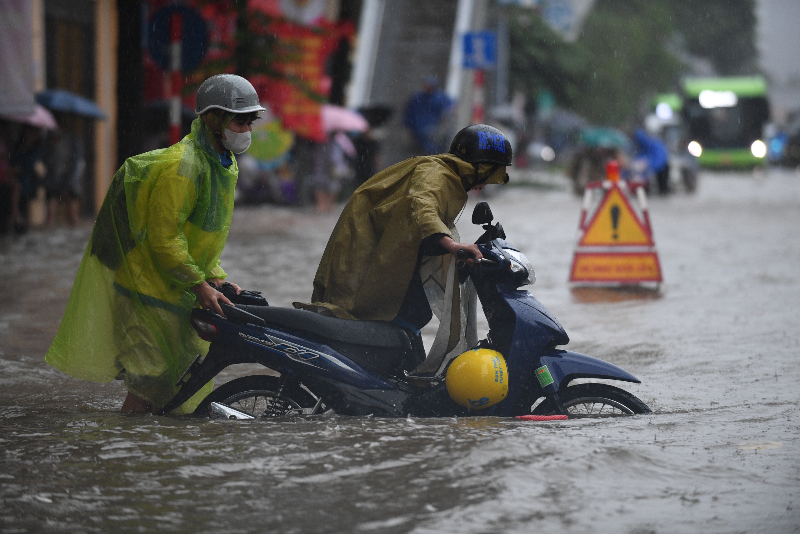 Gần đêm, nhiều người dân Hà Nội vẫn chưa về được đến nhà- Ảnh 23.
