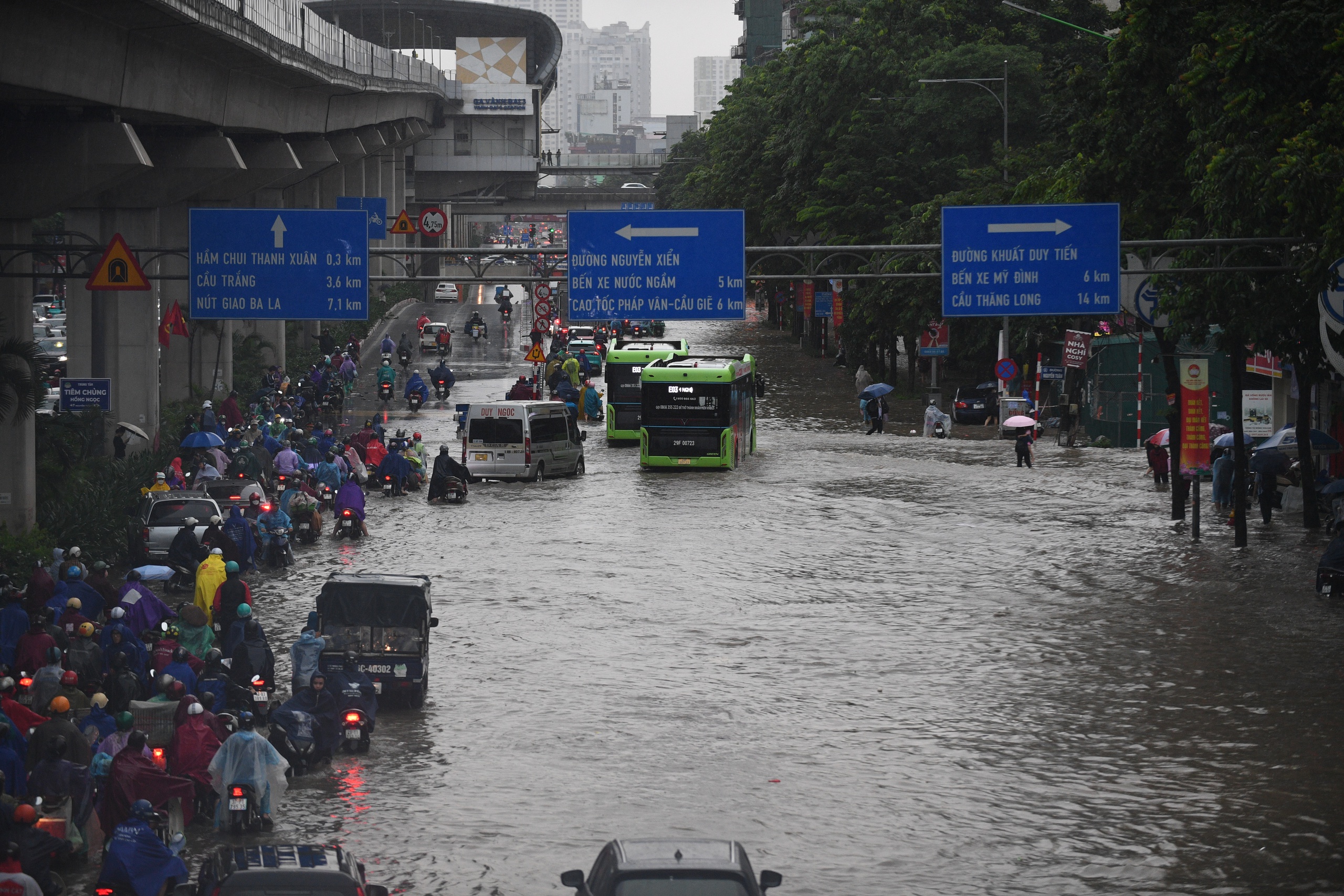 Gần đêm, nhiều người dân Hà Nội vẫn chưa về được đến nhà- Ảnh 25.