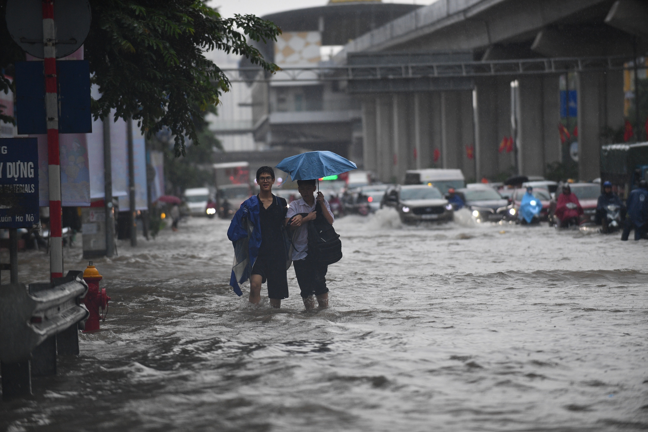 Gần đêm, nhiều người dân Hà Nội vẫn chưa về được đến nhà- Ảnh 26.