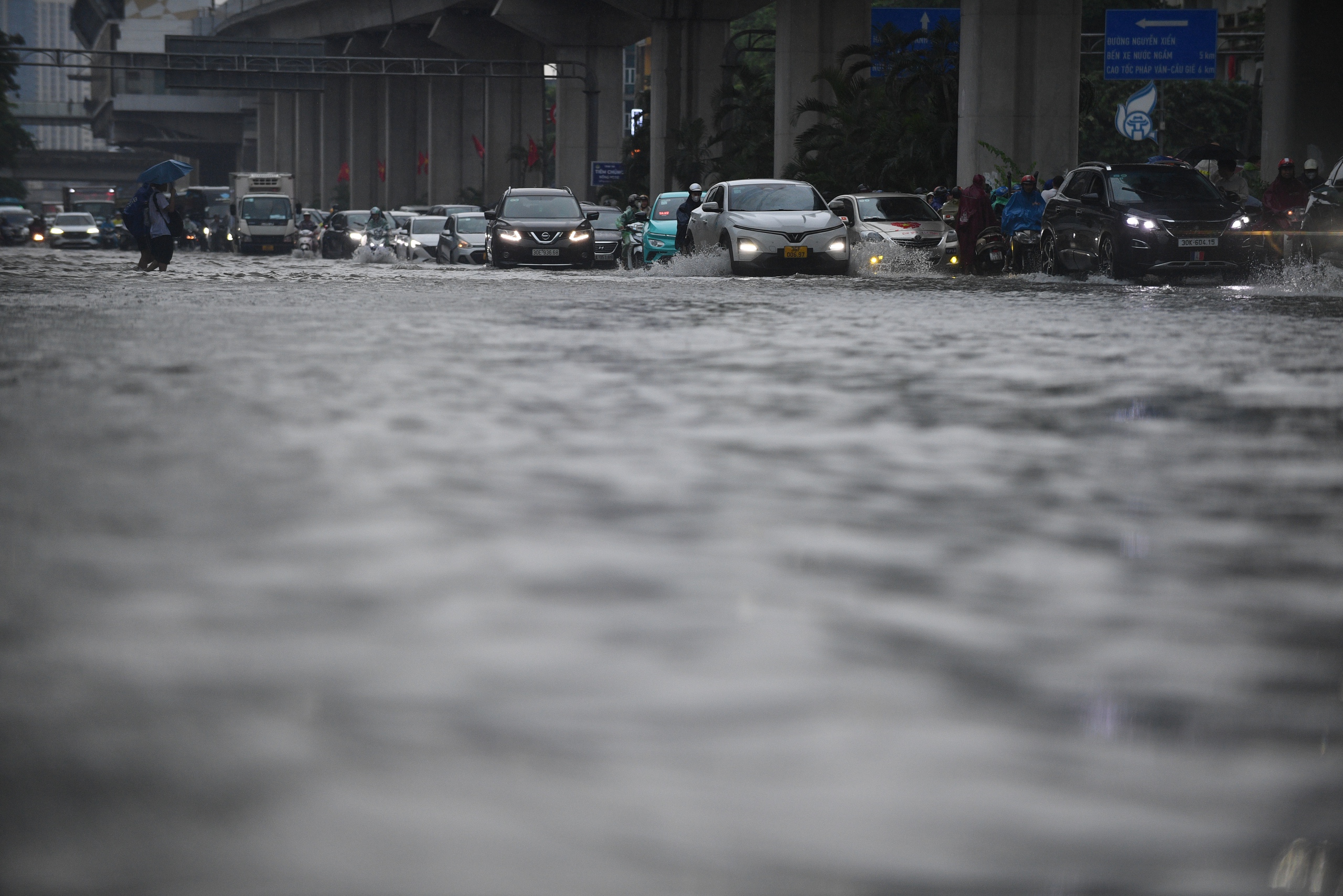 Gần đêm, nhiều người dân Hà Nội vẫn chưa về được đến nhà- Ảnh 27.