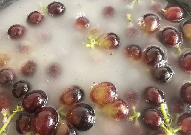 Dùng muối và baking soda rửa nho là sai, đây mới là cách đúng khiến trứng côn trùng cũng phải tự động 