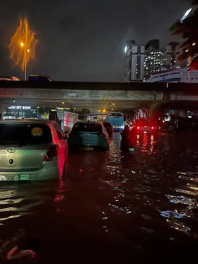 Sau 5 tiếng tắc đường, lội nước ngập do mưa bão, ngay khi về đến nhà tôi lập tức làm những việc này- Ảnh 2.