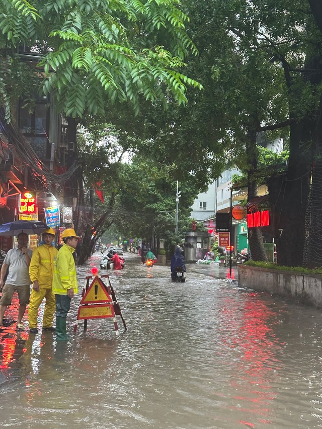 Sau 5 tiếng tắc đường, lội nước ngập do mưa bão, ngay khi về đến nhà tôi lập tức làm những việc này- Ảnh 1.