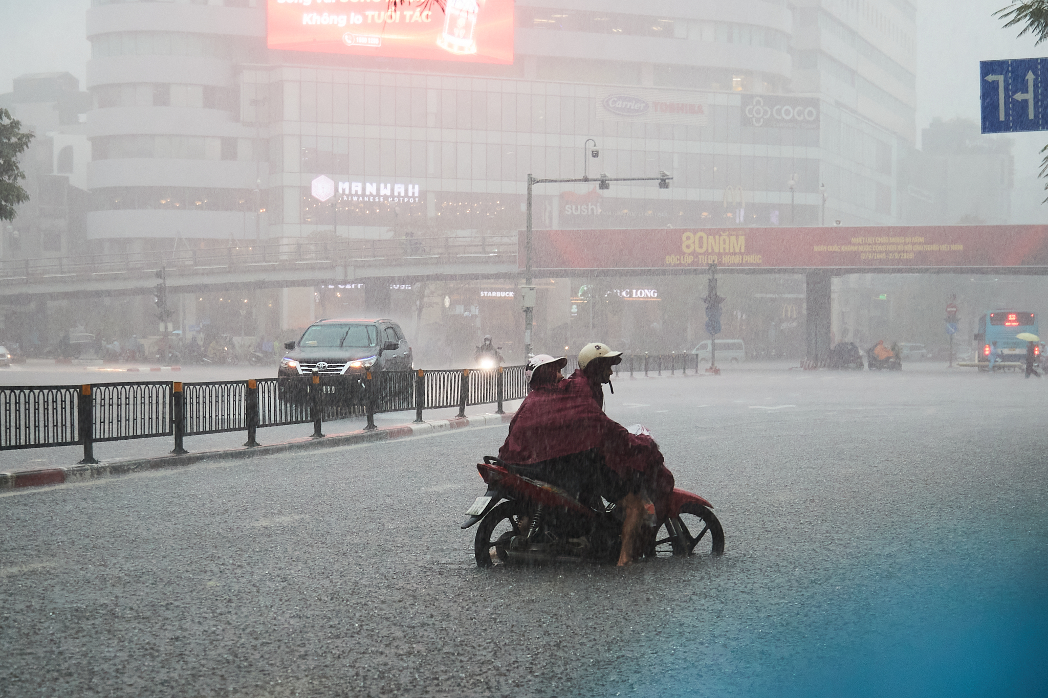 Gần đêm, nhiều người dân Hà Nội vẫn chưa về được đến nhà- Ảnh 12.