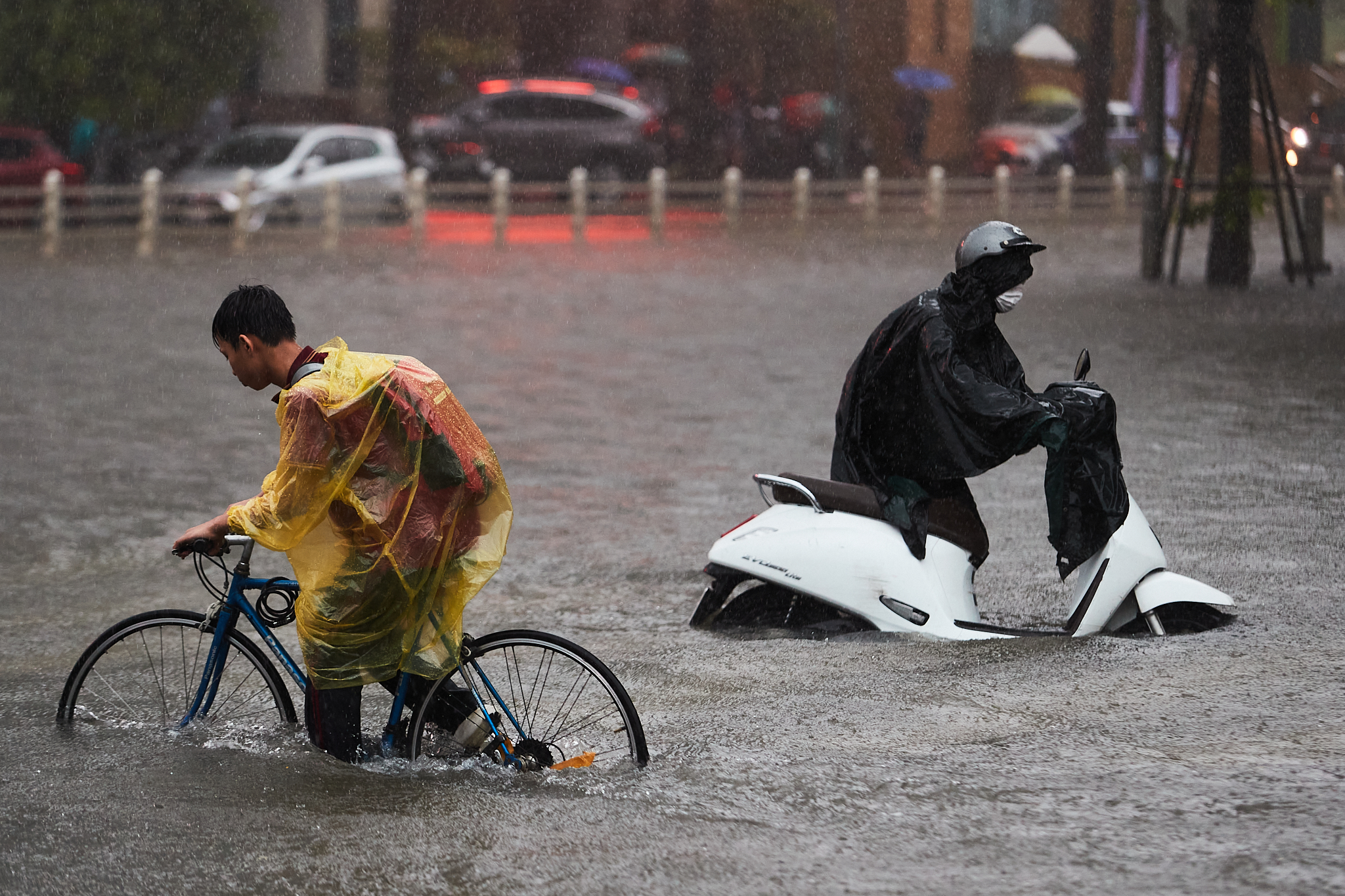 Gần đêm, nhiều người dân Hà Nội vẫn chưa về được đến nhà- Ảnh 16.