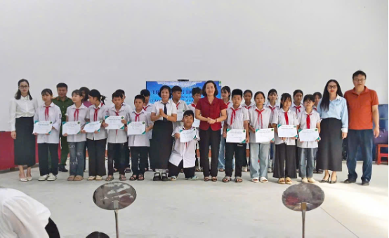 Quỹ Văn hóa DB Kim Jun Ki trao tặng học bổng cho học sinh hoàn cảnh khó khăn Trường THCS Minh Lập, Thái Nguyên- Ảnh 1.