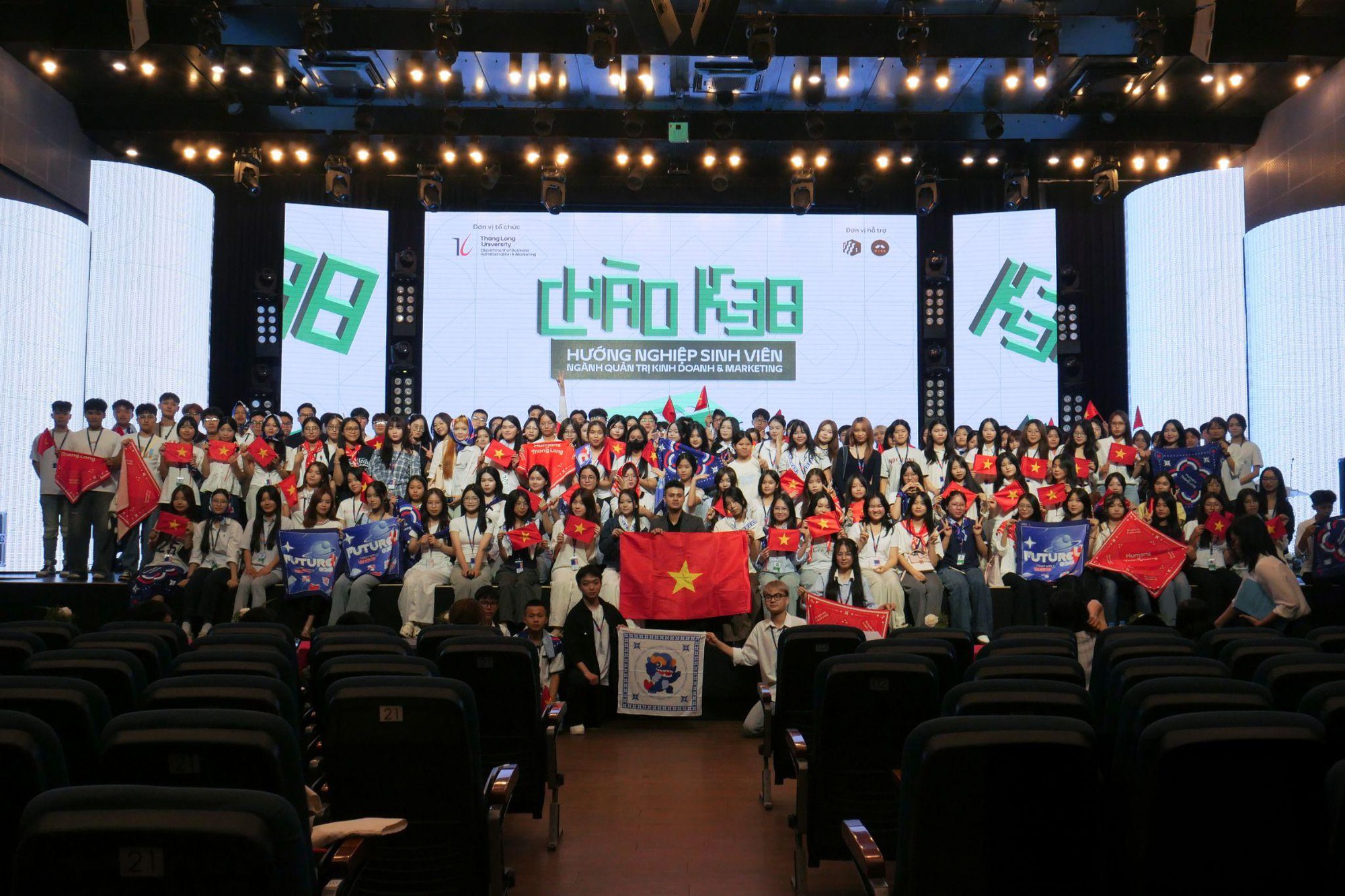 “Combo đặc quyền” của tân sinh viên Trường Đại học Thăng Long: “Quẩy” nhạc hội, nhận quà xinh, trải nghiệm loạt cuộc thi hấp dẫn- Ảnh 8. “Combo đặc quyền” của tân sinh viên Trường Đại học Thăng Long: “Quẩy” nhạc hội, nhận quà xinh, trải nghiệm loạt cuộc thi hấp dẫn- Ảnh 8.