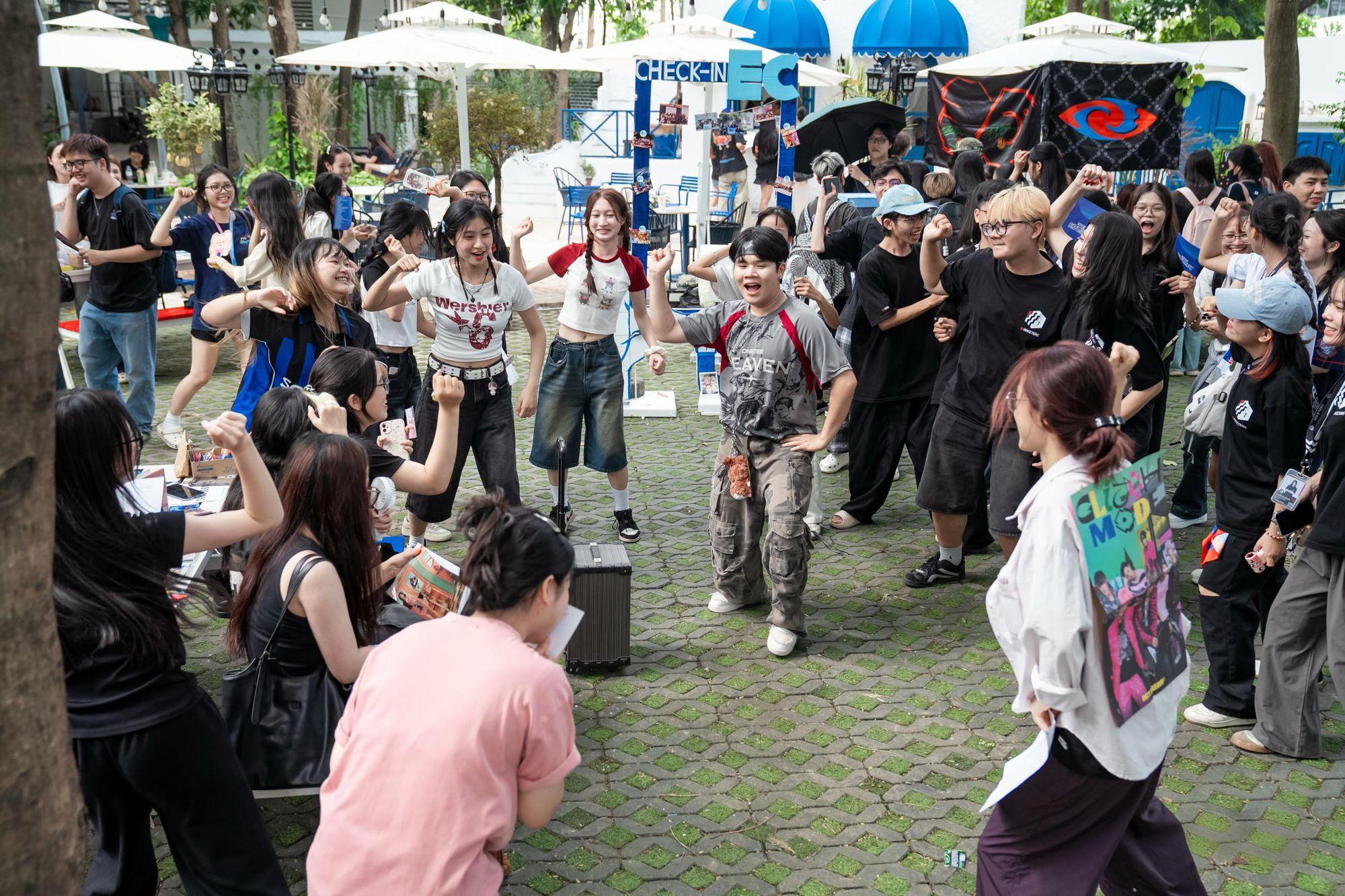 “Combo đặc quyền” của tân sinh viên Trường Đại học Thăng Long: “Quẩy” nhạc hội, nhận quà xinh, trải nghiệm loạt cuộc thi hấp dẫn- Ảnh 9. “Combo đặc quyền” của tân sinh viên Trường Đại học Thăng Long: “Quẩy” nhạc hội, nhận quà xinh, trải nghiệm loạt cuộc thi hấp dẫn- Ảnh 9.