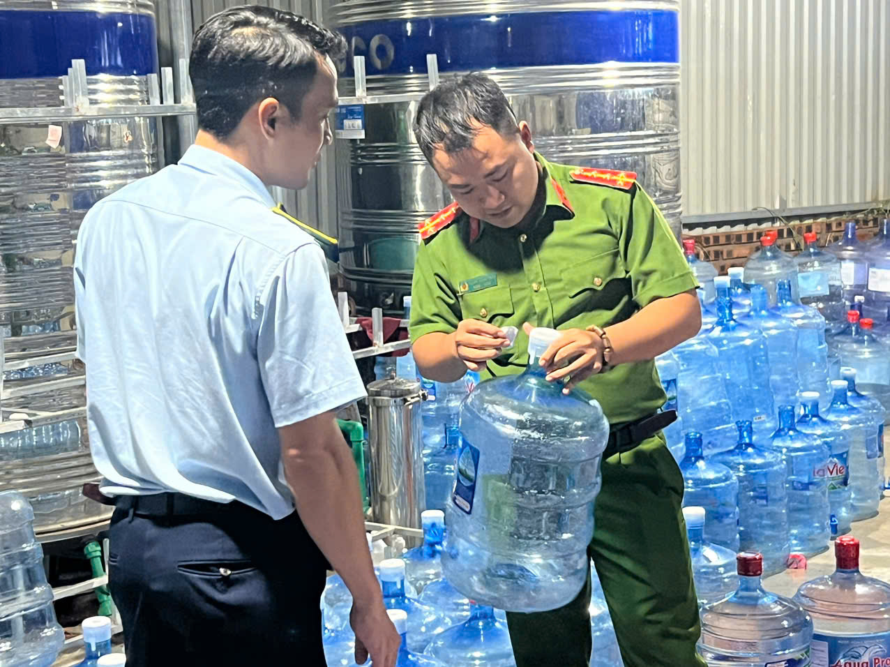 Vụ 20.000 bình nước Lavie giả tuồn đi tiêu thụ khắp nơi ở Hà Nội: Chi phí sản xuất chỉ 10.000 đồng, bán ra 70.000 đồng- Ảnh 2.
