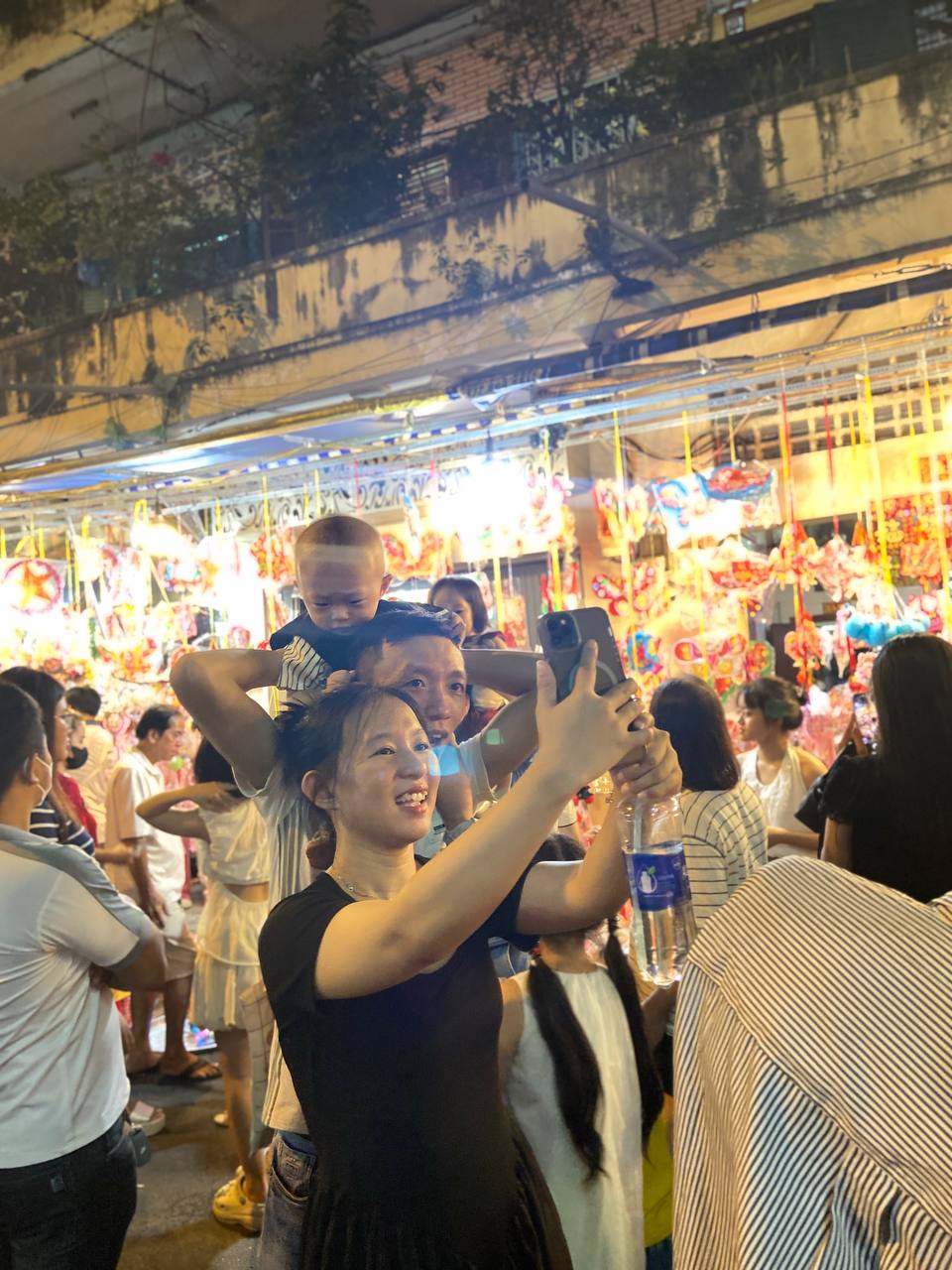 Hàng nghìn người đổ ra đường đón Trung thu, phố phường Hà Nội - TP.HCM náo nhiệt như trẩy hội- Ảnh 14.