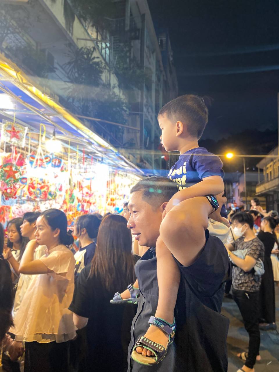 Hàng nghìn người đổ ra đường đón Trung thu, phố phường Hà Nội - TP.HCM náo nhiệt như trẩy hội- Ảnh 15.