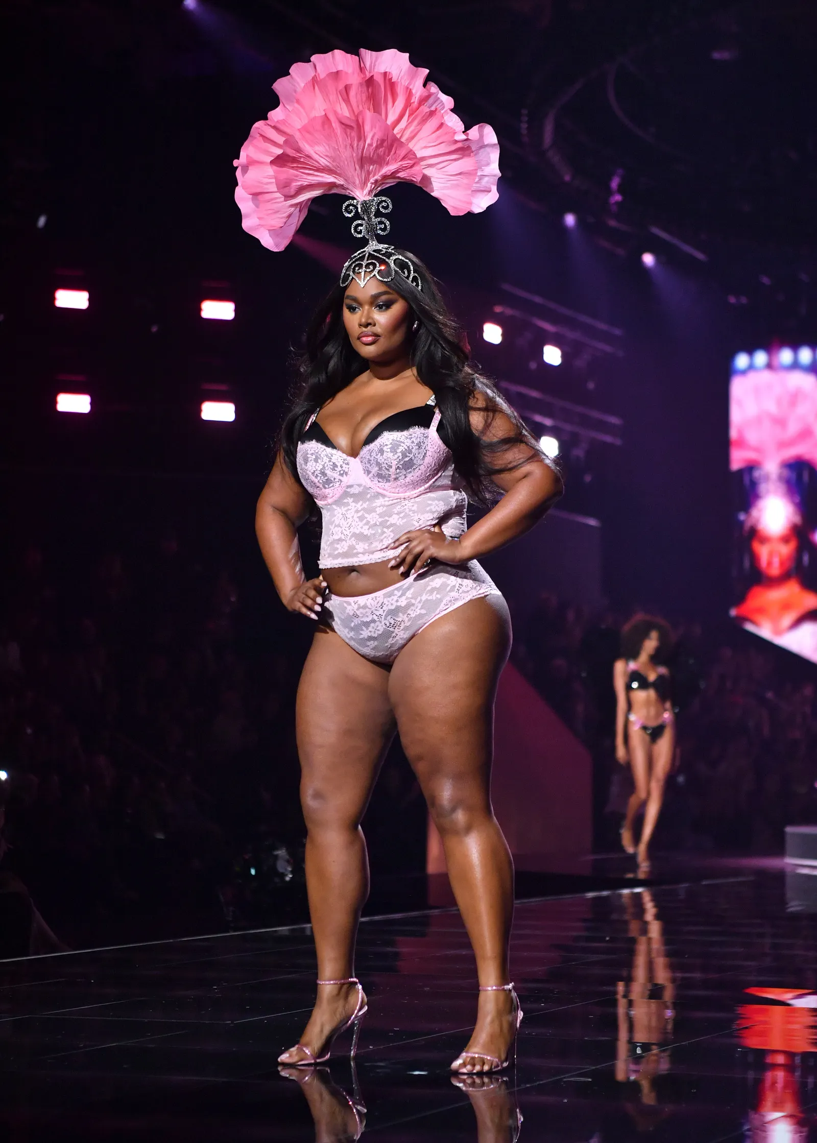 45 phút Victoria's Secret Fashion Show 2025: Chỉ chờ một điểm sáng bằng nửa Lisa khi ấy...- Ảnh 11.