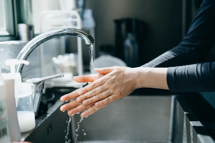 6 sai lầm trong nhà bếp gây nhiễm khuẩn E. Coli, thời tiết mưa bão càng tăng nguy cơ tiêu chảy mạnh- Ảnh 4.