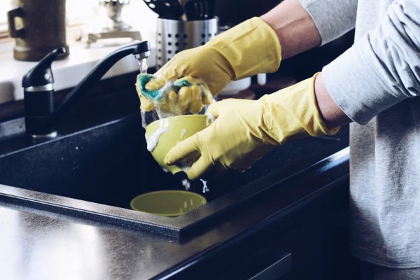 6 sai lầm trong nhà bếp gây nhiễm khuẩn E. Coli, thời tiết mưa bão càng tăng nguy cơ tiêu chảy mạnh- Ảnh 1.