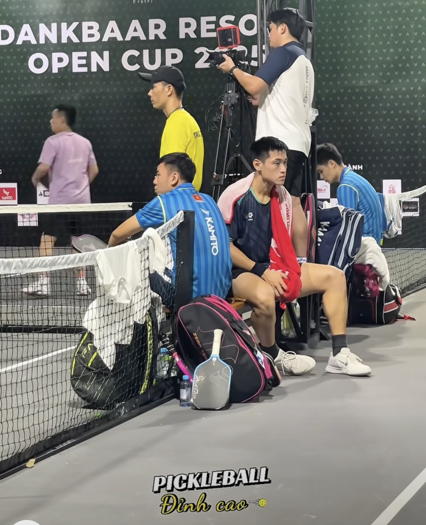 Drama pickleball khép lại: Khoảnh khắc Lý Hoàng Nam trò chuyện thoải mái với Trương Vinh Hiển gây sốt- Ảnh 1.