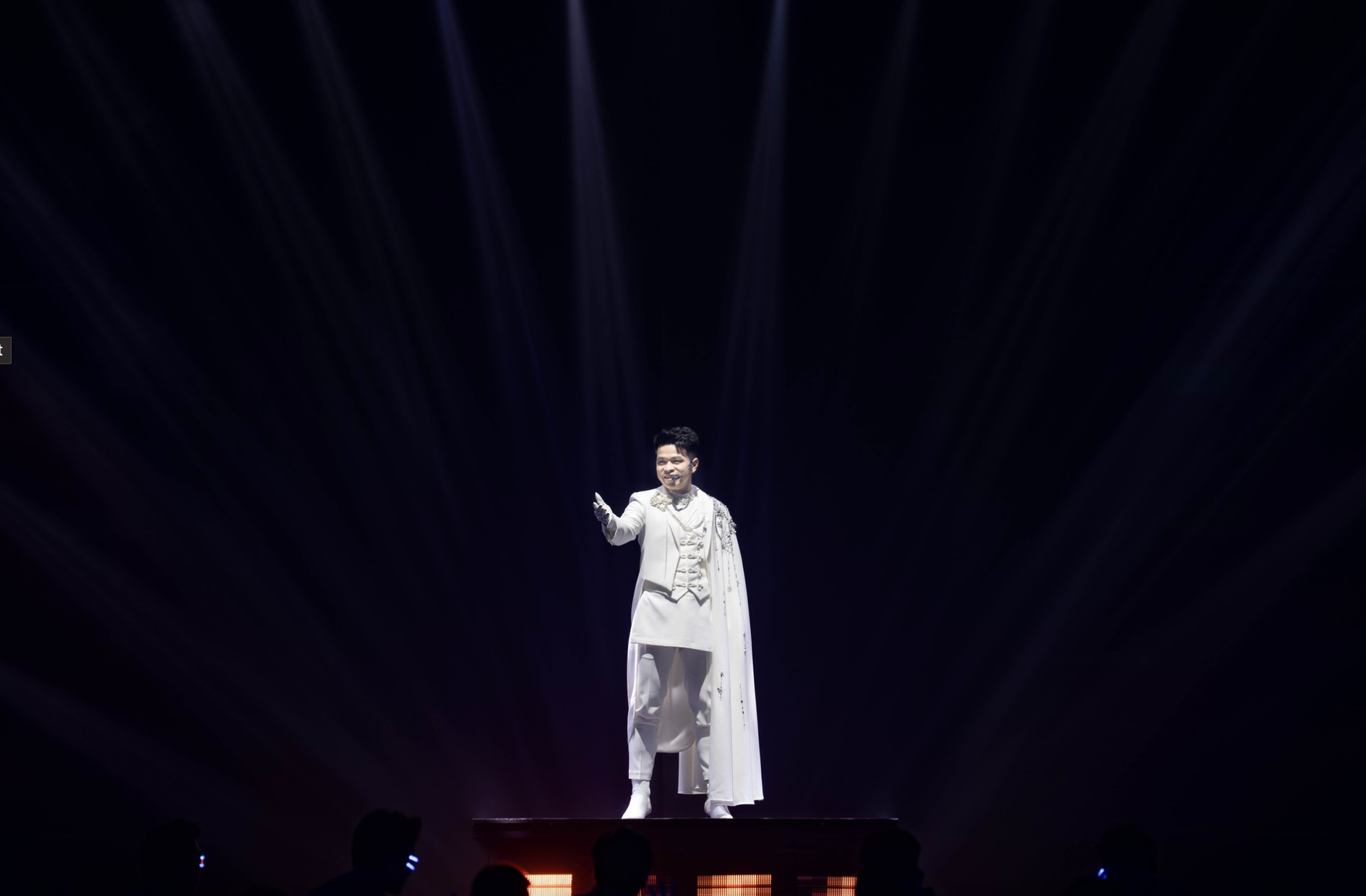 Chủ tịch ngân hàng trẻ nhất Việt Nam gây sốt mạng khi song ca với Bùi Công Nam là ai?- Ảnh 2.