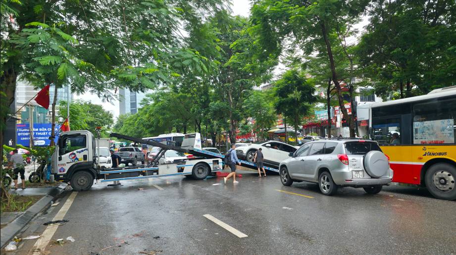 Cập nhật tình hình Hà Nội sáng nay: Nhiều ô tô chết máy vẫn nằm chắn ngang đường- Ảnh 17.