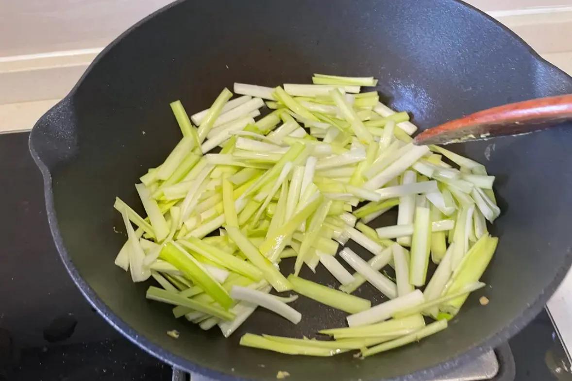 Từ hôm nay nên ăn loại rau này nhiều hơn để bổ dương khí, nhuận tràng và tăng miễn dịch: 3 món ngon dễ nấu- Ảnh 3.