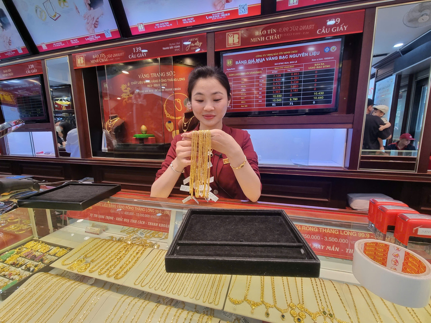 Giá vàng 'chợ đen' lên tới 170 triệu đồng/lượng- Ảnh 1.