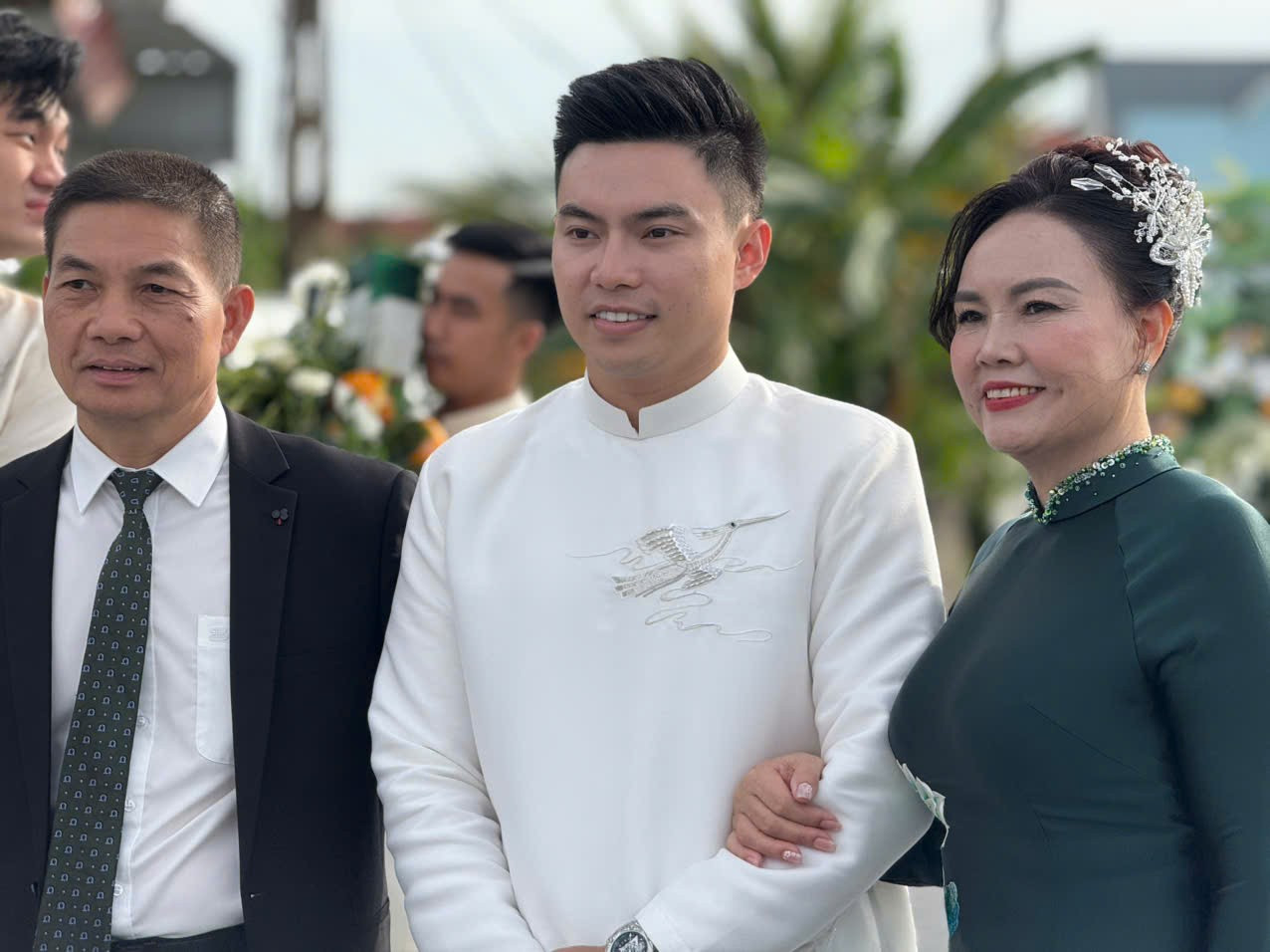 Chủ tịch tập đoàn Sơn Hải và phu nhân gây sốt- Ảnh 1.