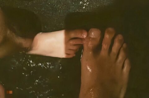 Bức ảnh “2 đôi chân trần” này từng khiến 1 nam diễn viên bị chỉ trích vuốt mặt không kịp!