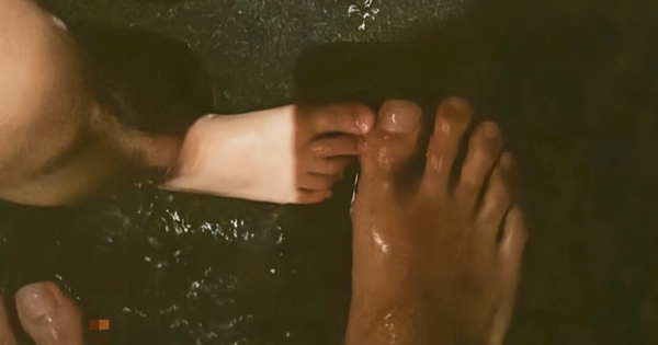 Bức ảnh “2 đôi chân trần” này từng khiến 1 nam diễn viên bị chỉ trích vuốt mặt không kịp!