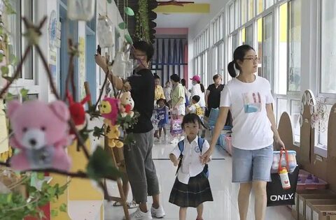 Lương 3 cọc 3 đồng, chồng tôi đòi bán nhà để con học trường quốc tế, anh bảo: “Giáo dục quan trọng hơn nhà cửa”!