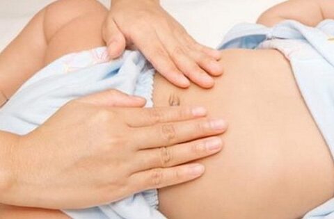 Trẻ đi ngoài phân đen, nôn ra máu là bệnh gì, có nguy hiểm không?