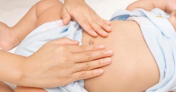 Trẻ đi ngoài phân đen, nôn ra máu là bệnh gì, có nguy hiểm không?