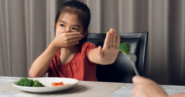 Trẻ ít uống nước mùa lạnh: đường ruột “than khát”, miễn dịch suy giảm