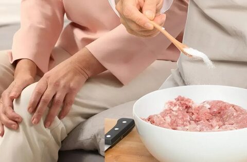 Một thói quen nấu nướng âm thầm làm rỗng xương của cả gia đình, đáng tiếc nhiều bà nội trợ lại vẫn hay “quá tay”