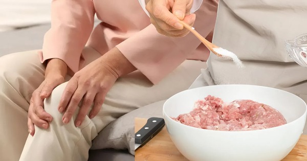 Một thói quen nấu nướng âm thầm làm rỗng xương của cả gia đình, đáng tiếc nhiều bà nội trợ lại vẫn hay “quá tay”