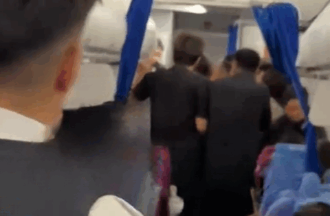 Thai phụ bất ngờ bị yêu cầu xuống khỏi máy bay vì 1 nguyên nhân