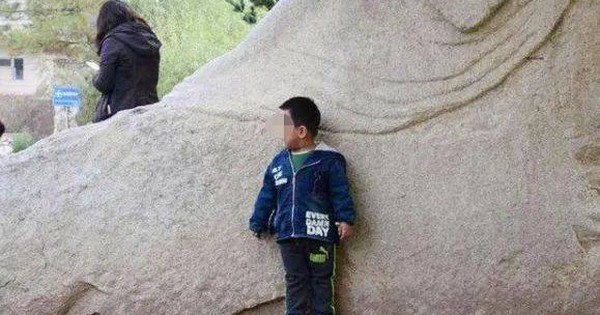 “Mẹ thua rồi, con ra đi” – Bà mẹ chơi trốn tìm cùng con trai, ai ngờ đứa trẻ không bao giờ trở lại nữa!