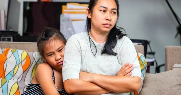 Điều ĐẦU TIÊN bố mẹ làm khi bước vào nhà có thể ảnh hưởng cực lớn đến cuộc đời con!