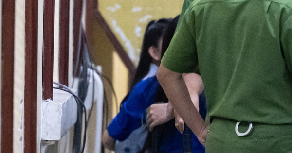 Thùy Tiên vội ôm lấy khi Hằng Du Mục bật khóc nức nở