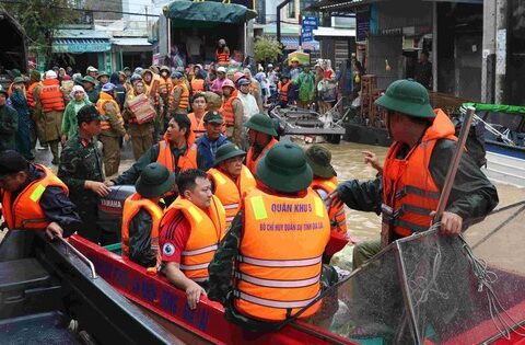 Mưa lũ lịch sử ở miền Trung: Nhiều người tử vong, nhiều nơi vẫn bị chia cắt; Người dân khắp nơi kêu cứu nhờ hỗ trợ